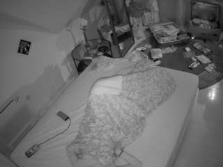 voyeurcam-julmodels-whitebed-4