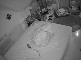 voyeurcam-julmodels-whitebed-4