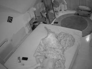 voyeurcam-julmodels-whitebed-4 webcam model