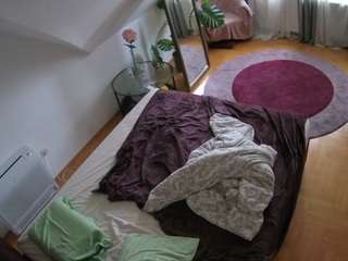voyeurcam-julmodels-whitebed-4