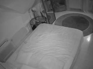 voyeurcam-julmodels-whitebed-4