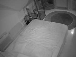 voyeurcam-julmodels-whitebed-4
