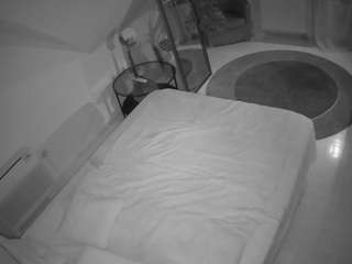 voyeurcam-julmodels-whitebed-4