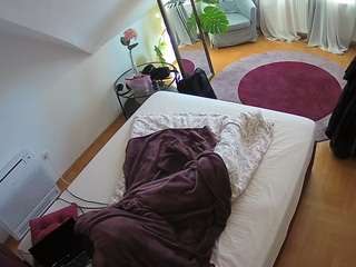 voyeurcam-julmodels-whitebed-4