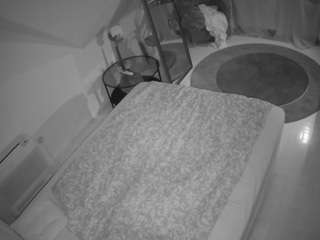 voyeurcam-julmodels-whitebed-4