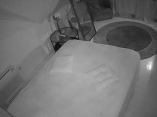 voyeurcam-julmodels-whitebed-4