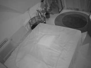 voyeurcam-julmodels-whitebed-4