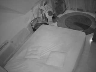 voyeurcam-julmodels-whitebed-4