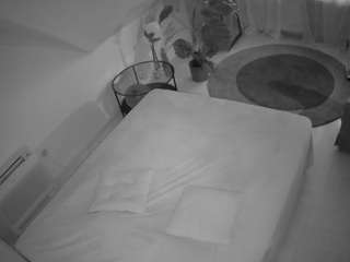 voyeurcam-julmodels-whitebed-4 camsoda