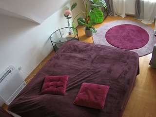 voyeurcam-julmodels-whitebed-4 camsoda