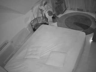 voyeurcam-julmodels-whitebed-4
