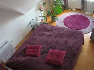 voyeurcam-julmodels-whitebed-4 camsoda