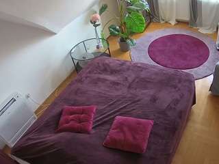 voyeurcam-julmodels-whitebed-4 camsoda