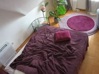 voyeurcam-julmodels-whitebed-4 camsoda