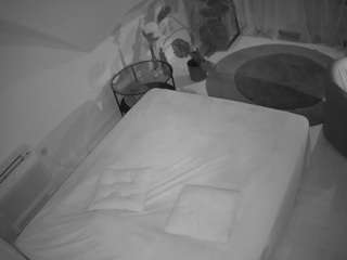 voyeurcam-julmodels-whitebed-4
