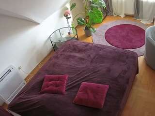 voyeurcam-julmodels-whitebed-4 camsoda