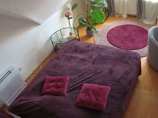 voyeurcam-julmodels-whitebed-4 camsoda