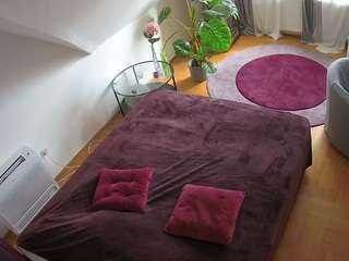 voyeurcam-julmodels-whitebed-4 camsoda
