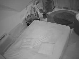 voyeurcam-julmodels-whitebed-4 camsoda