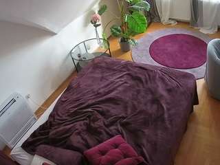 voyeurcam-julmodels-whitebed-4 camsoda