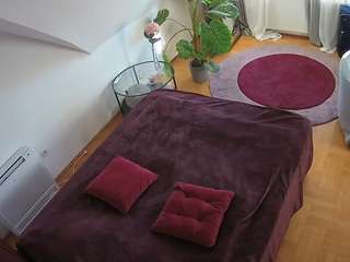 voyeurcam-julmodels-whitebed-4