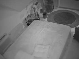 voyeurcam-julmodels-whitebed-4 camsoda