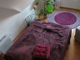 voyeurcam-julmodels-whitebed-4 camsoda