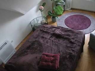 voyeurcam-julmodels-whitebed-4 camsoda