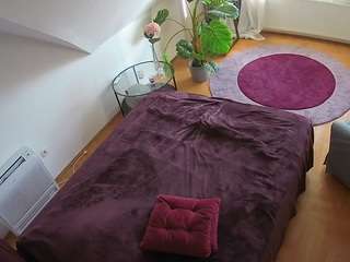 voyeurcam-julmodels-whitebed-4 camsoda