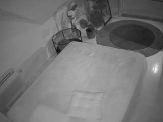 voyeurcam-julmodels-whitebed-4 camsoda