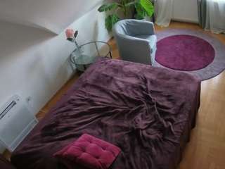 voyeurcam-julmodels-whitebed-4 camsoda