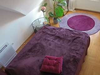 voyeurcam-julmodels-whitebed-4 camsoda