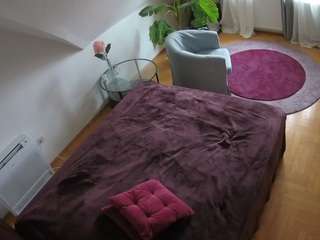 voyeurcam-julmodels-whitebed-4 camsoda