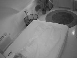 voyeurcam-julmodels-whitebed-4