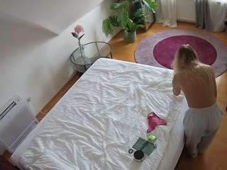 voyeurcam-julmodels-whitebed-4