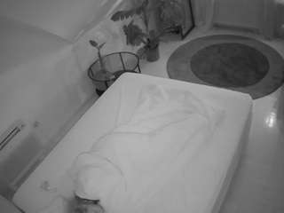 voyeurcam-julmodels-whitebed-4