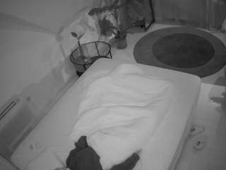 voyeurcam-julmodels-whitebed-4 - Live HD Webcam