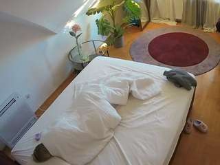 voyeurcam-julmodels-whitebed-4