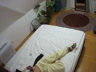 voyeurcam-julmodels-whitebed-4