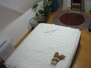 voyeurcam-julmodels-whitebed-4