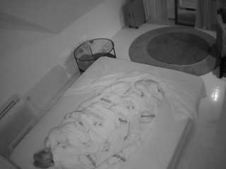 voyeurcam-julmodels-whitebed-4