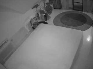 voyeurcam-julmodels-whitebed-4