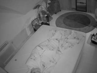 voyeurcam-julmodels-whitebed-4