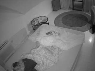 voyeurcam-julmodels-whitebed-4