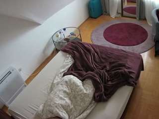 voyeurcam-julmodels-whitebed-4