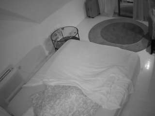 voyeurcam-julmodels-whitebed-4
