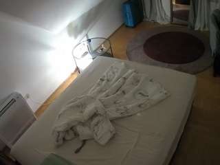 voyeurcam-julmodels-whitebed-4