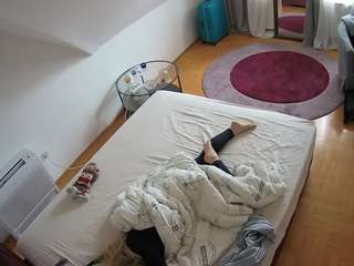 voyeurcam-julmodels-whitebed-4