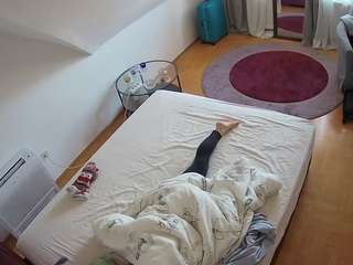 voyeurcam-julmodels-whitebed-4