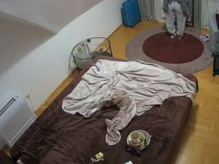 voyeurcam-julmodels-whitebed-4